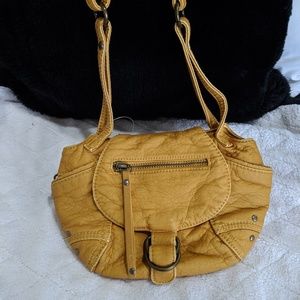 Purse with adjustable shoulder strap
